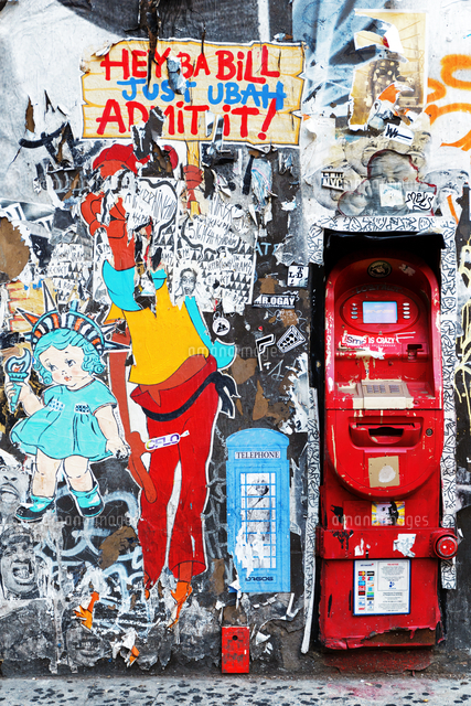 Covered In Graffiti の写真素材 イラスト素材 アマナイメージズ