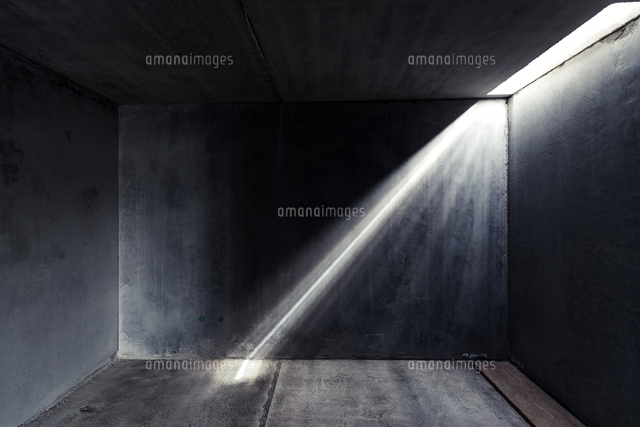 Rays Light Up Interior Of Shell Construction の写真素材 イラスト素材 アマナイメージズ