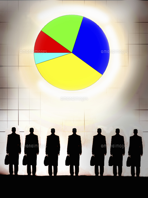 Businessmen Standing In A Row Looking At Pie Chart の写真素材 イラスト 素材 アマナイメージズ