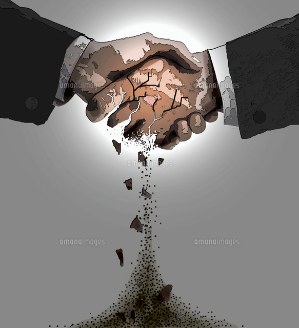 Close up of handshake crumbling[20039007783]の写真素材・イラスト素材｜アマナイメージズ