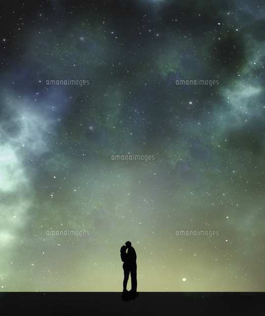 Couple Kissing Silhouetted Against Starlit Sky の写真素材 イラスト 素材 アマナイメージズ