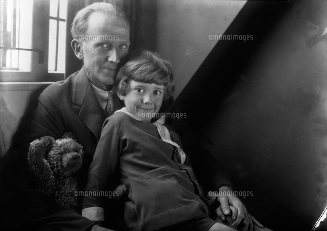 Alan Alexander A A Milne Christopher Robin Milne And の写真素材 イラスト素材 アマナイメージズ