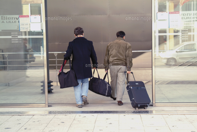 Couple With Luggage Entering Lille Europe Station Lille Nord France Europe の写真素材 イラスト素材 アマナイメージズ Couple With Luggage Entering Lille Europe Station Lille Nord France Europe の写真素材 イラスト素材 アマナイメージズ