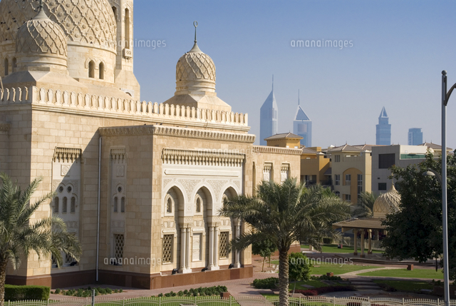 Jumeirah Mosque With Skyscrapers In The Distance Dubai United Arab Emirates Middle East の写真素材 イラスト素材 アマナイメージズ