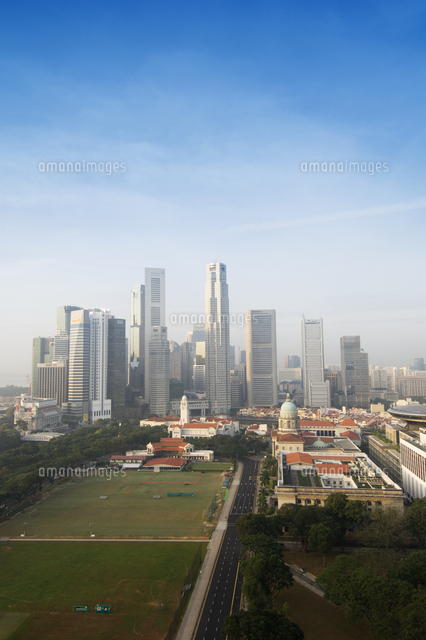 Singapore City Skyline At Dawn With The Padang And Colonial District In The Foreground Singapore S の写真素材 イラスト素材 アマナイメージズ