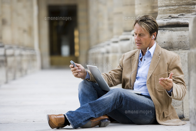 Man with computer, Paris, France, Europe[20062044313]の写真素材・イラスト素材｜アマナイメージズ