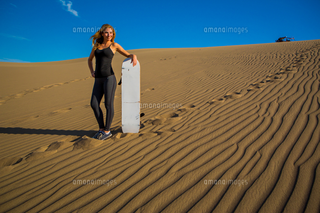 Woman Sand Boarding On Sand Dune Huacachina Oasis Peru South America の写真素材 イラスト素材 アマナイメージズ