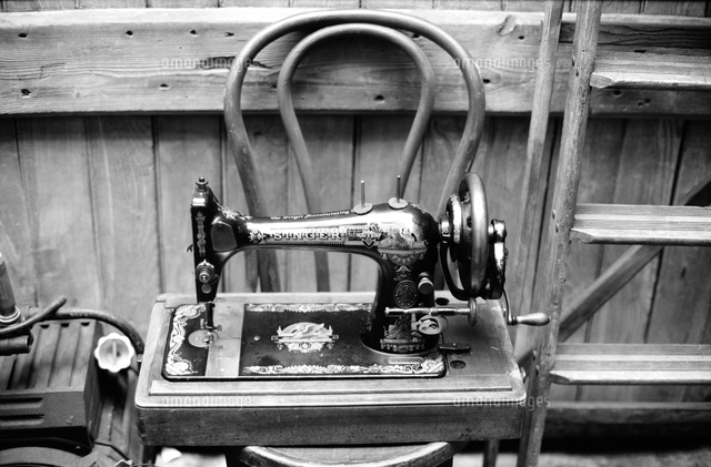 Singer Sewing Machine On Chair の写真素材 イラスト素材 アマナイメージズ