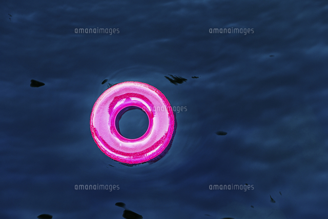 Floating inflatable inner tube[20071007079]の写真素材・イラスト素材｜アマナイメージズ
