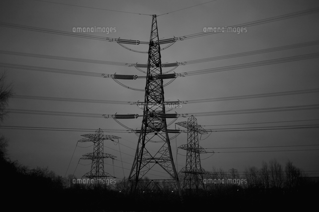 Electricity Pylons Against A Gloomy Sky の写真素材 イラスト素材 アマナイメージズ