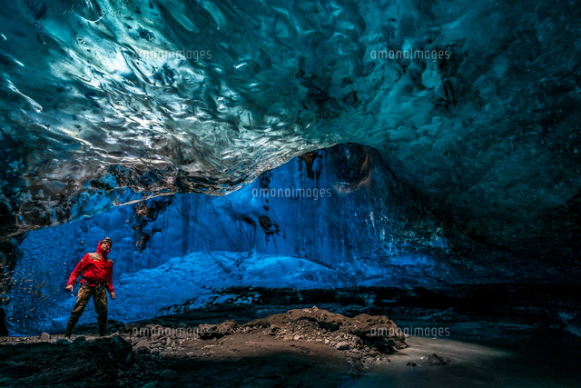Crystal Ice Cave 氷の洞窟を探検する人 の写真素材 イラスト素材 アマナイメージズ