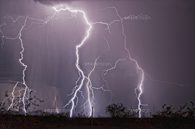 Electric Sky アリゾナの砂漠に落ちる雷 の写真素材 イラスト素材 アマナイメージズ