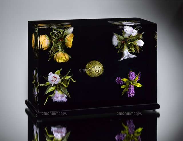 Coloured Orbs Book ガラスの中の花 の写真素材 イラスト素材 アマナイメージズ