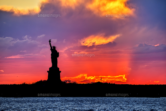 Liberty Sunset 自由の女神と夕暮れ の写真素材 イラスト素材 アマナイメージズ