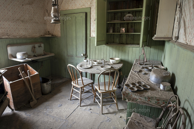 A Kitchen In An Old House Located In A Ghost Town Old Gold の写真素材 イラスト素材 アマナイメージズ