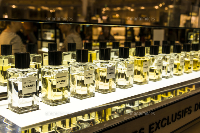 Perfume Chanel Perfume Bottles On Display For Sale の写真素材 イラスト 素材 アマナイメージズ
