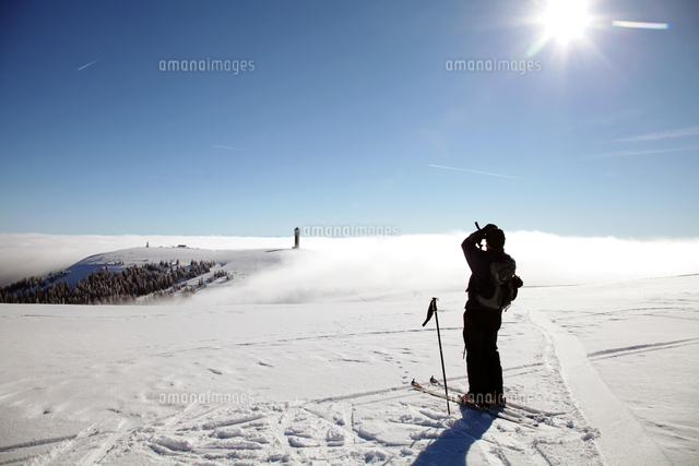 Cross Country Skier Enjoying The View From The Summit Of の写真素材 イラスト素材 アマナイメージズ