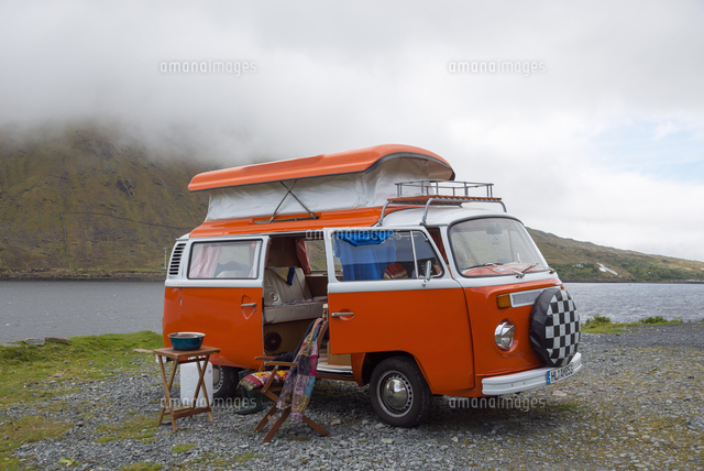 Camping With Vw Bus On The Waterfront Ireland United の写真素材 イラスト素材 アマナイメージズ