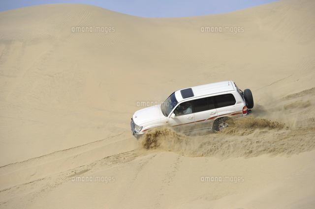 Off roader Toyota Land Cruiser 4x4 Driving In Sand Dunes 20080024098 