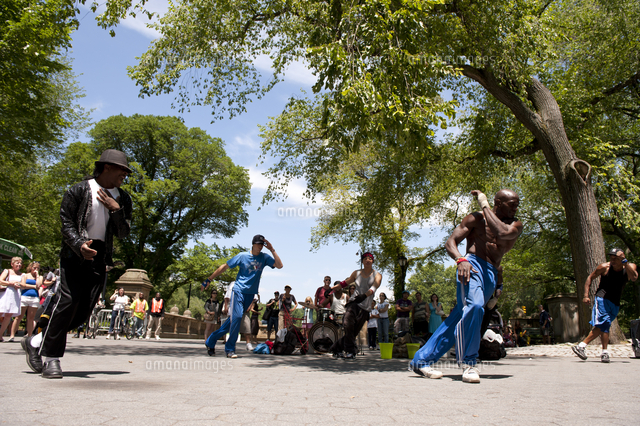Group Of Dancer Performing In Front Of People In Central Park New York Usa の写真素材 イラスト素材 アマナイメージズ