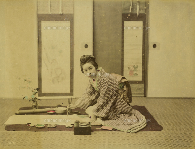 明治時代 手彩色写真 絵を描く女性[20086001168]の写真・イラスト素材