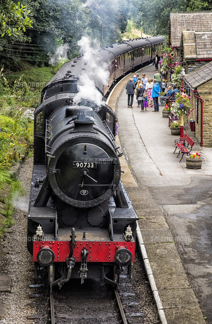 Steam Train At The Haworth Railway Station Part Of The Keighley And Worth Valley Railway Haworth の写真素材 イラスト素材 アマナイメージズ