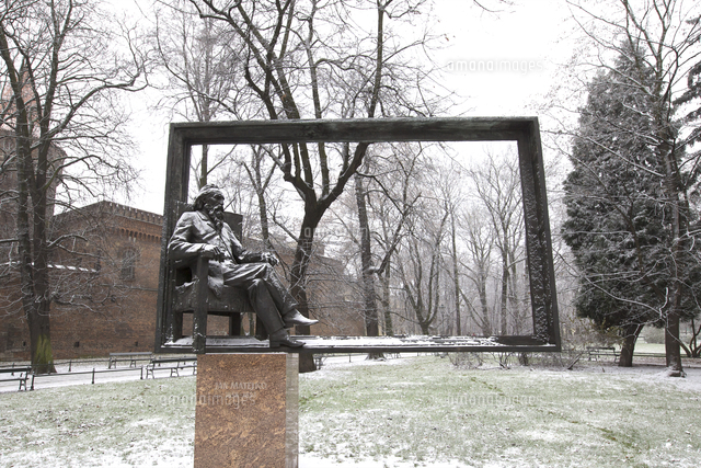 Snow Covered Statue Of Polish Painter Jan Matejko Krakow Poland Europe の写真素材 イラスト素材 アマナイメージズ