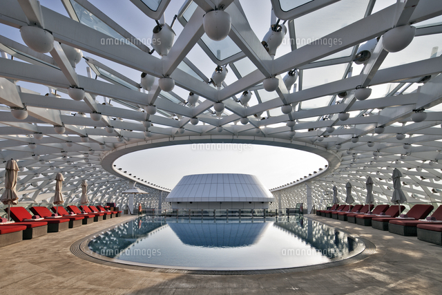 Grid Shell And Swimming Pool Detail Of The Yas Viceroy Abu Dhabi Hotel Designed By The Architects As の写真素材 イラスト素材 アマナイメージズ