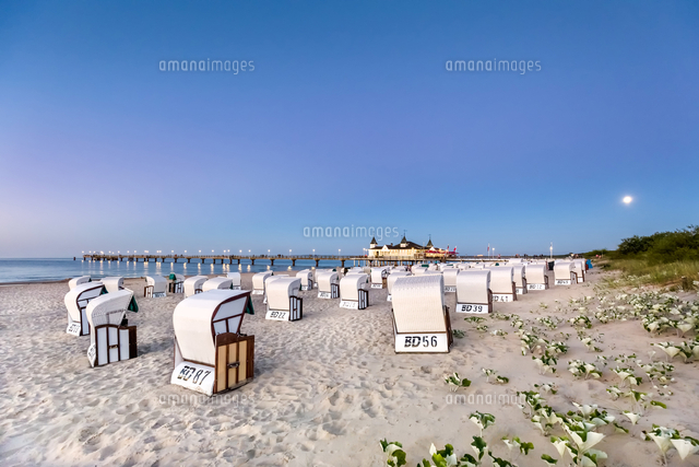 Full Moon Above Beach Baskets And Pier Ahlbeck Usedom Island Mecklenburg Western Pomerania Germa の写真素材 イラスト素材 アマナイメージズ