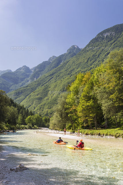Slovenia Goriska Region Bovec Kayakers On The Soca River At Velika Korita の写真素材 イラスト素材 アマナイメージズ