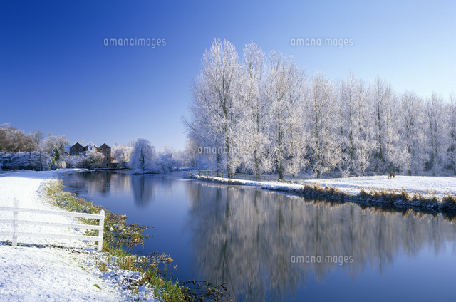 Hoar Frost At Oxnead Mill River Bure Norfolk England の写真素材 イラスト素材 アマナイメージズ