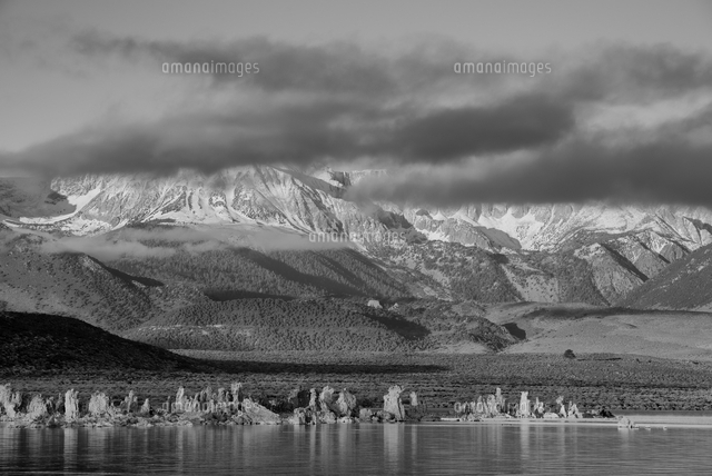 Usa California Eastern Sierra Lee Vining Snow Capped Sierra With Mono Lake の写真素材 イラスト素材 アマナイメージズ