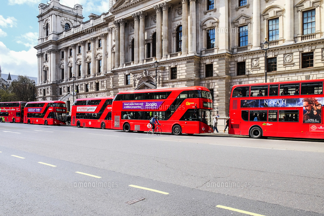 Five London Buses Queueing At A Bus Stop の写真素材 イラスト素材 アマナイメージズ
