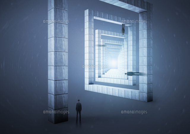 Businessman Watching Mysterious Abstract Infinite Tunnel の写真素材 イラスト素材 アマナイメージズ