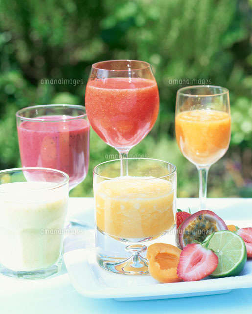 いろいろなフルーツジュース の写真素材 イラスト素材 アマナイメージズ