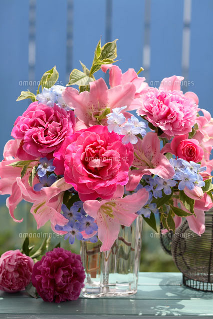 バラとユリのアレンジ の写真素材 イラスト素材 アマナイメージズ