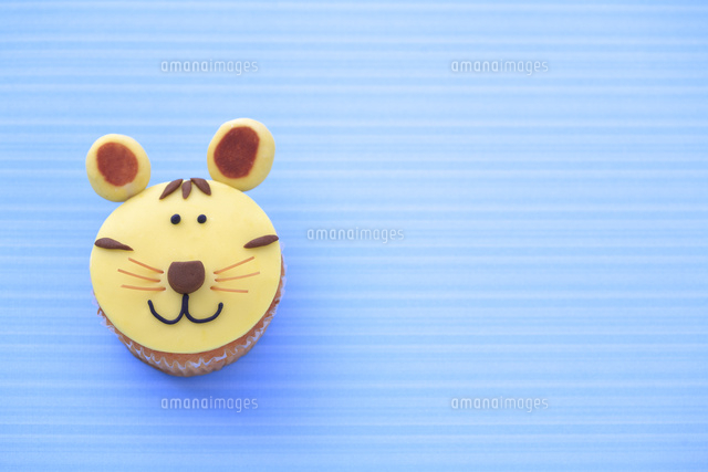 スマイルスイーツ カップケーキのトラ の写真素材 イラスト素材 アマナイメージズ