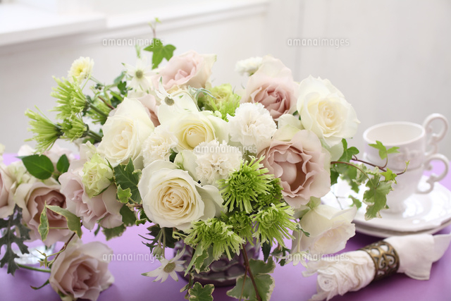 白いバラのフラワーアレンジメント の写真素材 イラスト素材 アマナイメージズ