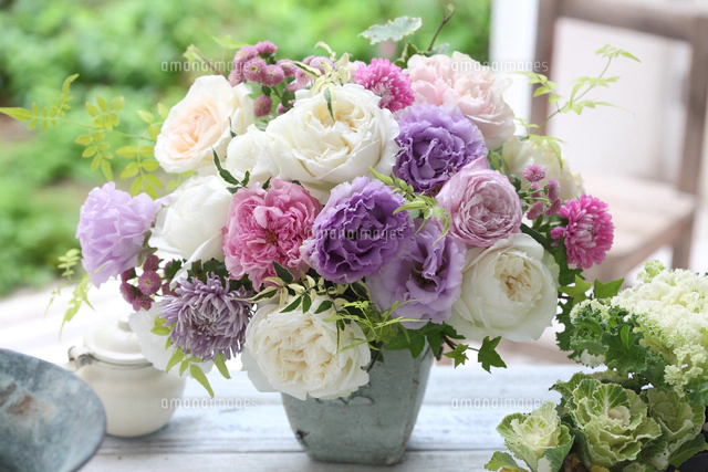 紫と白の造花アレンジメント 白と紫のフラワーアレンジメント[21002003238]の写真・イラスト素材