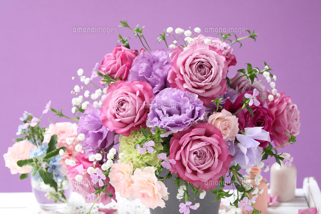 紫系のフラワーアレンジメント[21002003286]の写真・イラスト素材