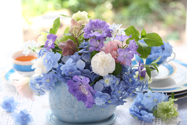 水色のフラワーアレンジメント の写真素材 イラスト素材 アマナイメージズ