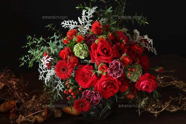 赤いバラのフラワーアレンジメント[21002003620]の写真・イラスト素材
