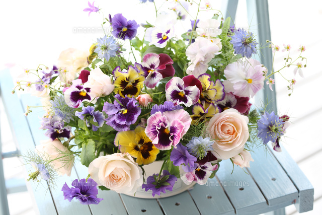 パンジーとバラのフラワーアレンジメント[21002003633]の写真