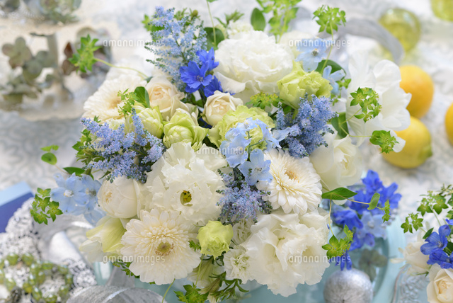 ブルーと白のフラワーアレンジメント[21002003806]の写真・イラスト