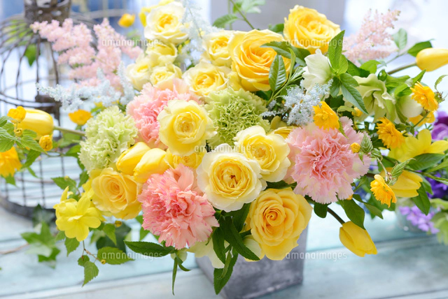 黄色いバラのフラワーアレンジメント[21002003949]の写真・イラスト