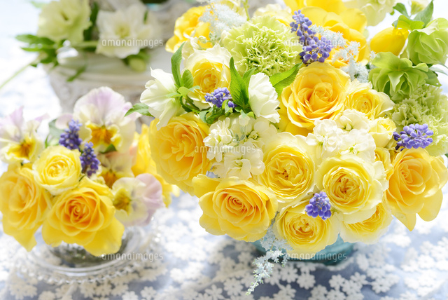 黄色い薔薇のフラワーアレンジメント 黄色いバラのフラワーアレンジメント[21002003949]の写真・イラスト