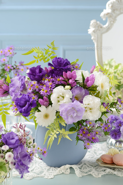 紫の花のフラワーアレンジメント[21002004046]の写真・イラスト素材
