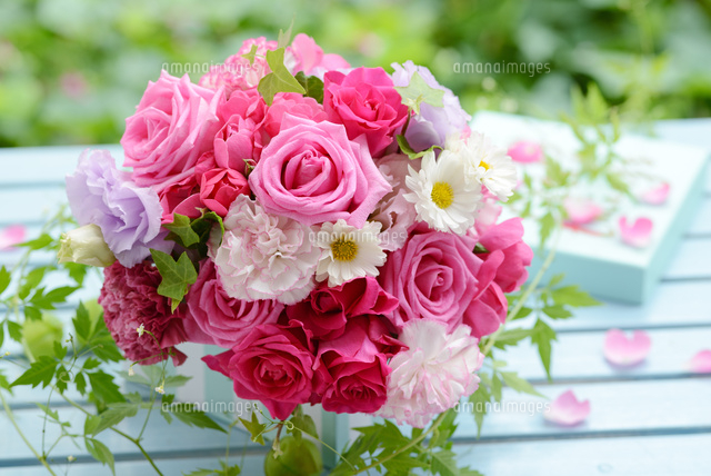 ピンクのバラのブーケ の写真素材 イラスト素材 アマナイメージズ