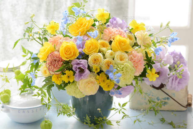 黄色のフラワーアレンジメント の写真素材 イラスト素材 アマナイメージズ