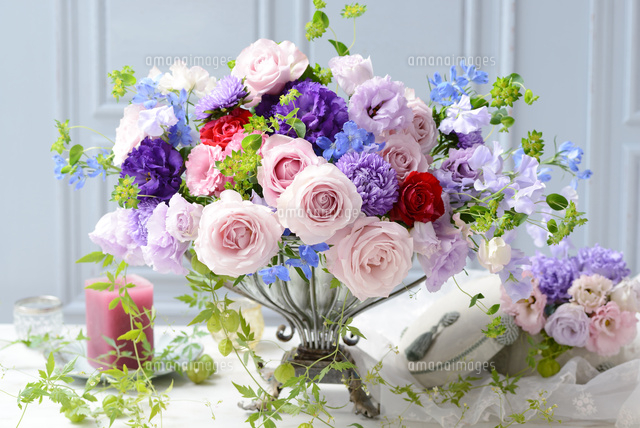 ピンクと紫のフラワーアレンジメント の写真素材 イラスト素材 アマナイメージズ